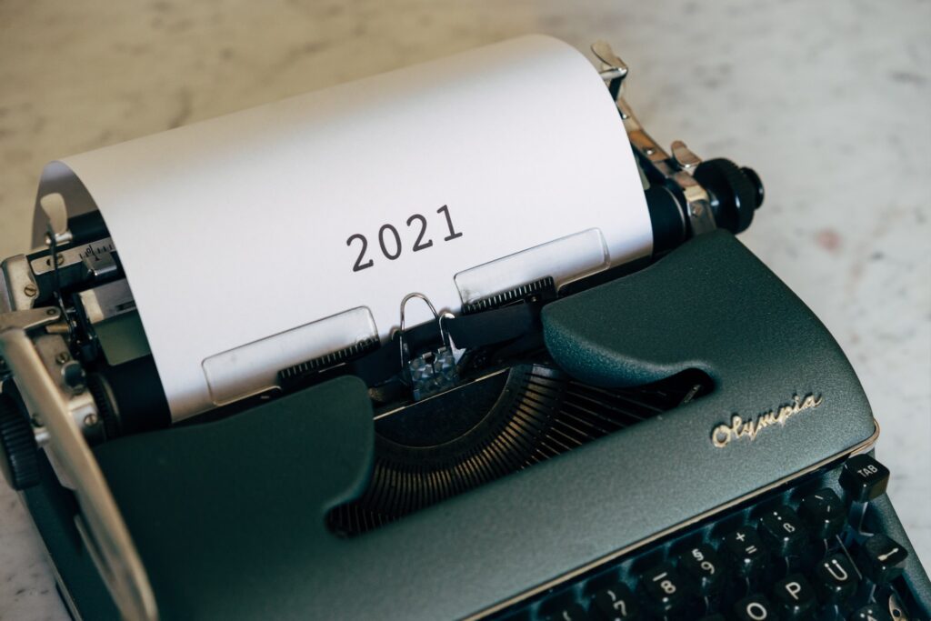 maquina de escrever com documento datado de 2021